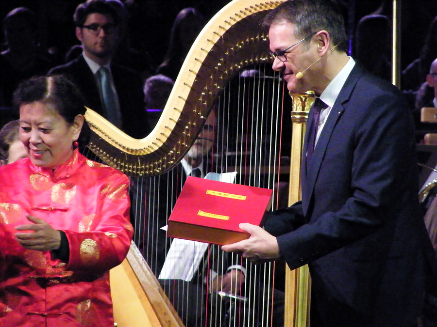 Der Chor aus Taiyuan übergibt Christoph Dittrich ein Geschenk