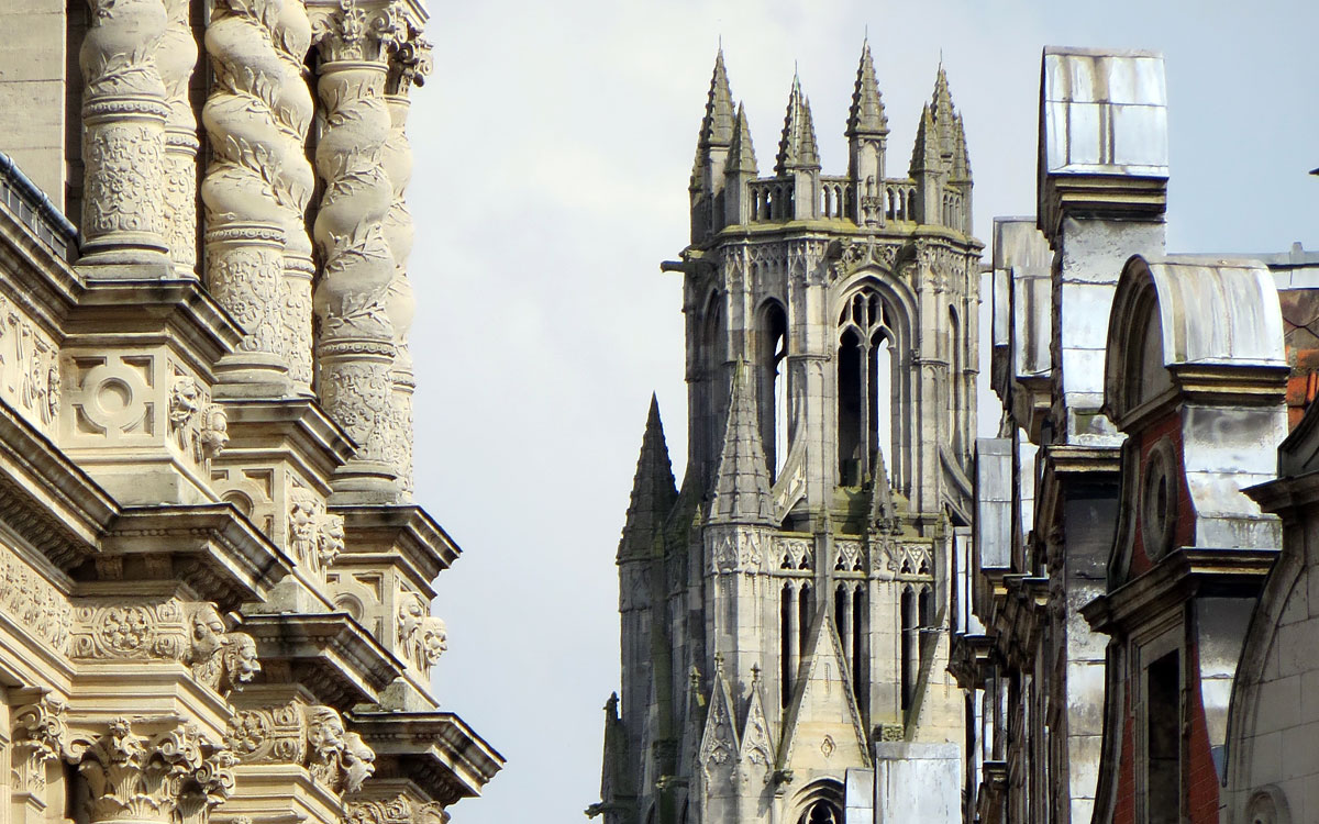 Schmuckvolle Fassaden und Kirchturm in Arras, Frankreich